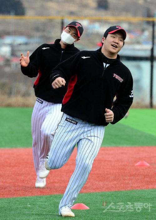 23일 경남 통영 산양스포츠파크에서 LG가 2022시즌 스프링캠프 훈련을 가졌다. LG 문보경이 그라운드를 달리며 몸을 풀고 있다. 통영 | 김민성 기자 marineboy@donga.com