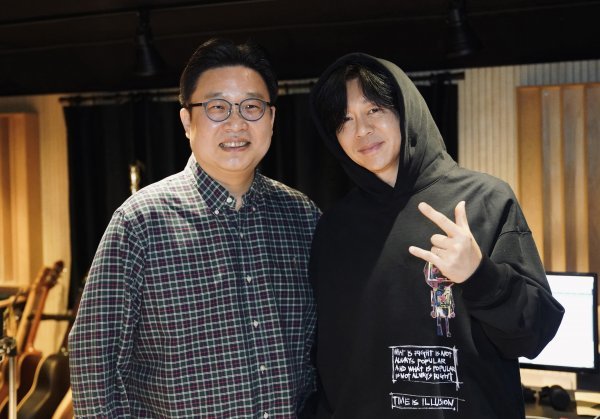 서경덕 교수(왼쪽)·가수 윤도현. 사진｜서경덕 교수 SNS