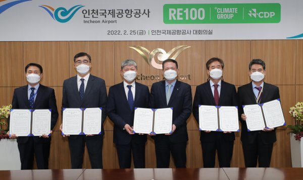 왼쪽부터 인천공항운영서비스(주) 김필연 사장, 인천공항에너지(주) 김종서 사장, 기업재생에너지재단 진우삼 위원장, 인천국제공항공사 김경욱 사장, 인천공항시설관리(주) 황열헌 사장, 인천국제공항보안(주) 양기범 상임이사