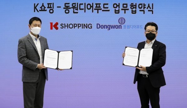 정기호 KT알파 대표(왼쪽)와 김용수 동원디어푸드 대표.