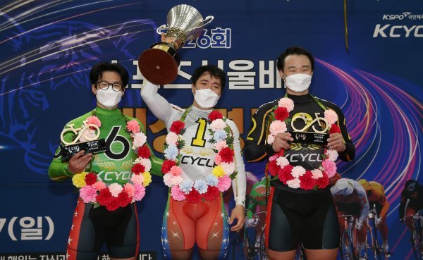 올해 첫 대상경륜에서 압도적인 기량을 과시하며 우승을 차지한 임채빈(가운데)이 시상식에서 우승트로피를 들고 포즈를 취하고 있다. 왼쪽은 2위에 오른 류재열, 오른쪽은 3위 인치환. 사진제공｜국민체육진흥공단