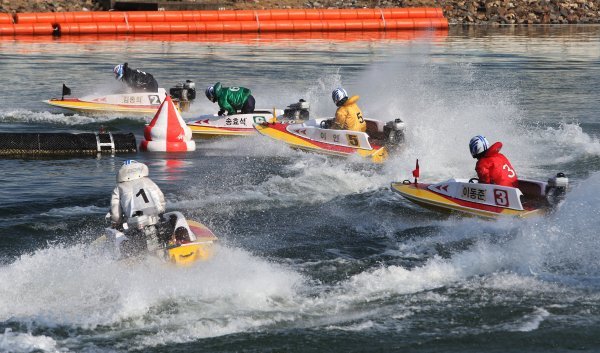 미사리경정장에서 선수들이 물보라를 일으키며 턴을 돌고 있다. 사진제공|국민체육진흥공단