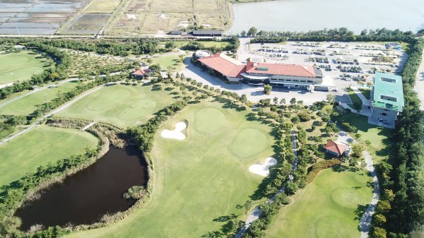 넓은 페어웨이를 자랑하면서도 전략적인 코스 공략이 필요한 고창 컨트리클럽은 2018년 골프텔 개관 이후 접근성과 편리성이 개선돼 더욱 많은 사랑을 받고 있다. 유명 작가들의 미술품과 조각품 등 다양한 예술작품들을 만나는 즐거움도 고창CC의 매력 중 하나다.
사진제공 | 고창CC