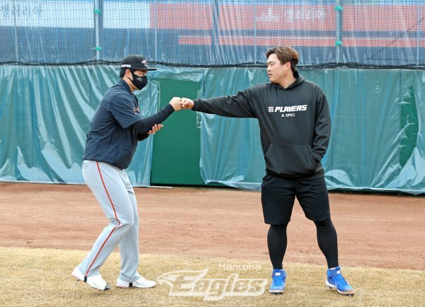 문동주(왼쪽)·류현진. 사진제공 | 한화 이글스