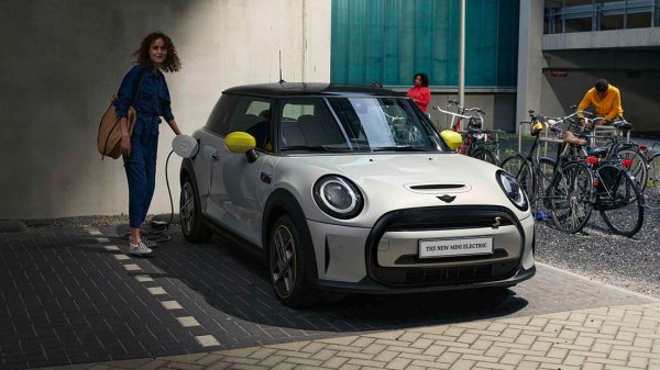 MINI 일렉트릭은 MINI 쿠퍼 S를 기반으로 제작된 순수전기 모델로 MINI만의 감성적인 주행성능을 만끽할 수 있다. 사진제공|MINI코리아