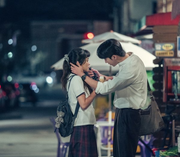 1998년 배경의 tvN 토일드라마 ‘스물다섯 스물하나’가 인기를 끌면서 90년대 감성을 자아내는 소품과 노래 등도 덩달아 주목을 받고 있다. 사진은 주인공 김태리와 남주혁의 모습이 담긴 드라마의 한 장면. 사진제공|tvN