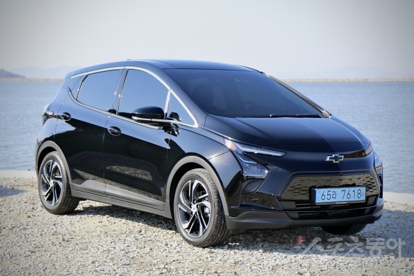 쉐보레 볼트 EV는 새로운 전기차 패밀리룩을 통한 미래지향적 디자인으로 매력을 더했다. 1회 충전으로 414km를 달릴 수 있으며, 이전 모델 대비 700만 원 가격을 낮춰 가성비를 높였다. 원성열 기자 sereno@donga.com