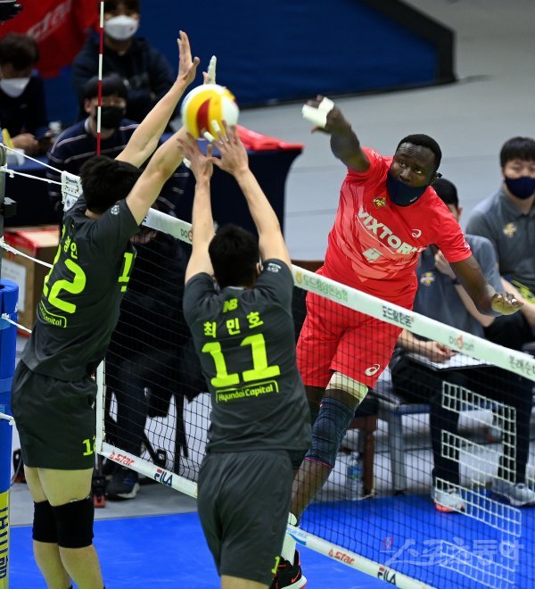 6일 경기도 수원체육관에서 ‘2021-2022 도드람 V리그’ 수원 한국전력과 천안 현대캐피탈의 남자부 경기가 열렸다. 한국전력 다우디가 현대캐피탈 블로킹을 피해 스파이크를 날리고 있다. 수원 | 김민성 기자 marineboy@donga.com