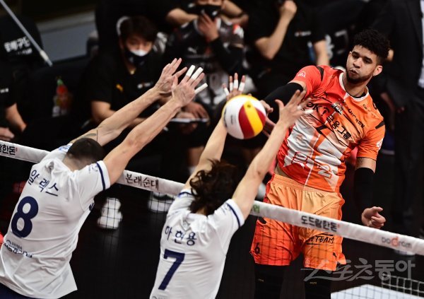 7일 경기도 안산상록수체육관에서 열린 ‘2021~2022 도드람 V-리그’ 남자부 안산 OK금융그룹과 서울 우리카드의 경기에서 OK금융그룹 레오가 우리카드 블로커 앞에서 스파이크를 하고 있다. 안산 | 주현희 기자 teth1147@donga.com