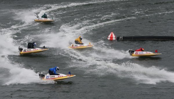 미사리경정장에서 선두로 레이스를 전개하고 있는 6기 손지영 션수.
사진 | 국민체육진흥공단