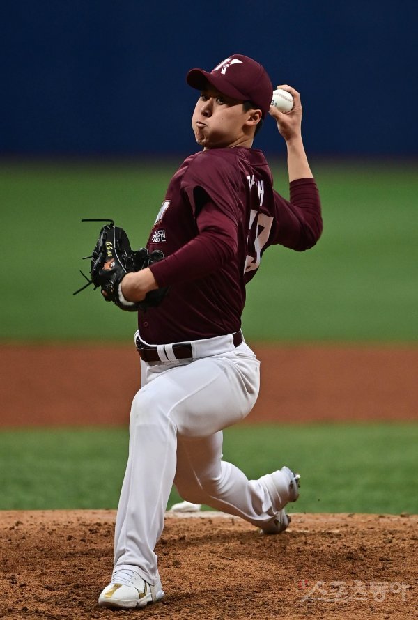 9일 서울 고척스카이돔에서 열린 키움 히어로즈의 자체 청백전에서 5회말 원정 팀 장재영이 마운드에 올라 역투하고 있다. 고척 | 주현희 기자 teth1147@donga.com