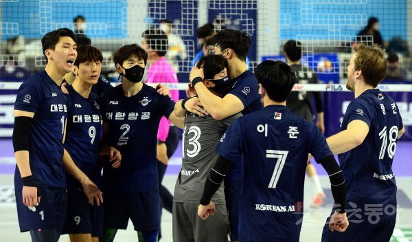 9일 인천 계양체육관에서 ‘2021-2022 도드람 V리그’ 인천 대한항공과 수원 한국전력의 남자부 경기가 열렸다. 대한항공이 한국전력을 상대로 세트스코어 3-2로 승리한 뒤 선수들이 코트에서 기쁨을 나누고 있다. 인천 | 김민성 기자 marineboy@donga.com