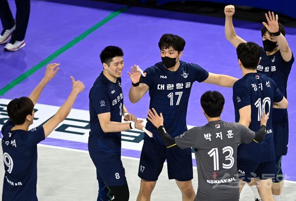 대한항공 임동혁(17번)이 9일 인천 계양체육관에서 열린 한국전력과의 홈경기에서 득점을 올린 후 동료들과 기쁨을 나누고 있다. 인천 | 김민성 기자 marineboy@donga.com