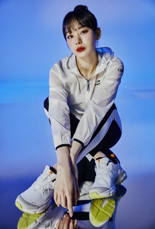 아이더의 브랜드 새 얼굴 노제가 하이킹화 ‘퀀텀 네오 하이크’를 신고 역동적인 포즈를 선보이고 있다. 사진제공|아이더