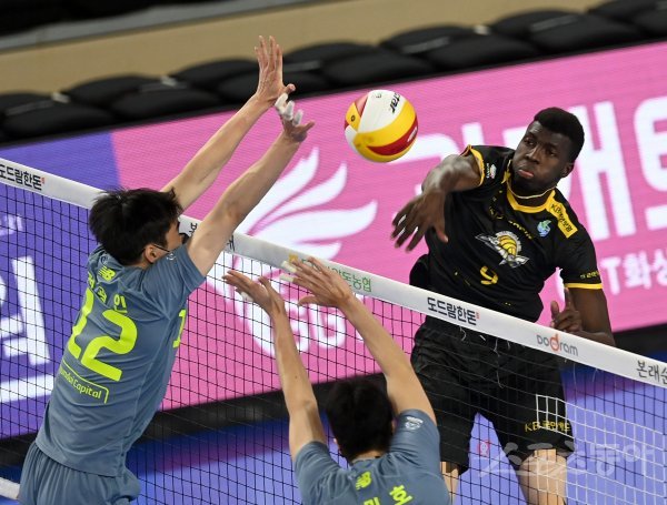 10일 천안 유관순체육관에서 열린 ‘2021~2022 도드람 V-리그’ 남자부 현대캐피탈과 KB손해보험 경기에서 KB손해보험 케이타가 현대캐피탈의 블로킹 사이로 스파이크를 날리고 있다. 천안 | 김종원 기자 won@donga.com