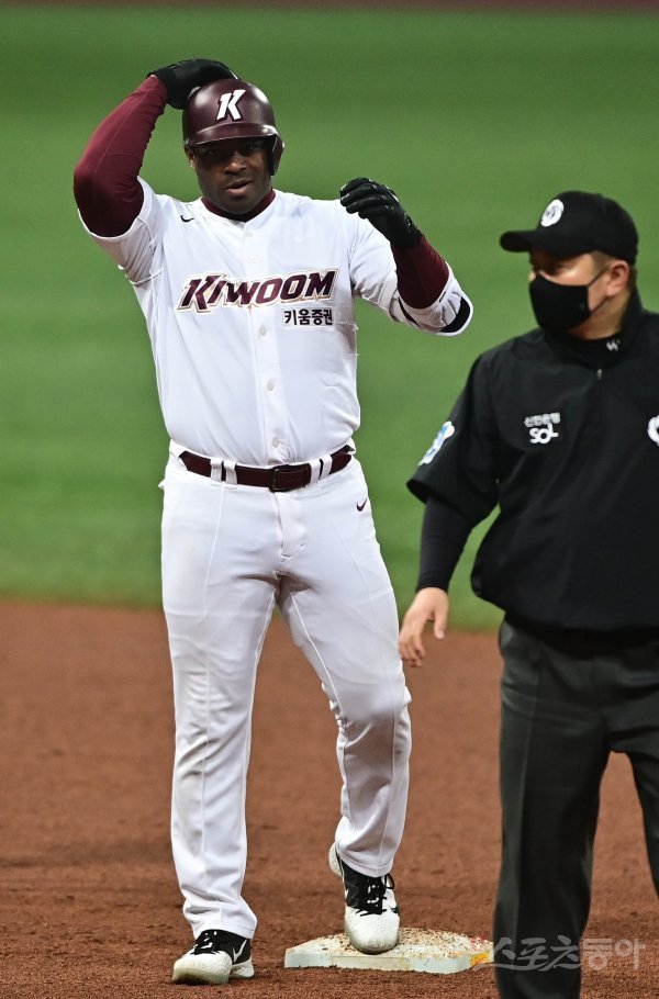 13일 서울 고척스카이돔에서 열린 ‘2022 KBO 리그’ 키움 히어로즈와 두산 베어스의 시범경기에서 5회말 무사 키움 푸이그가 좌전 2루타를 쳐낸 뒤 더그아웃을 바라보고 있다. 고척 | 주현희 기자 teth1147@donga.com