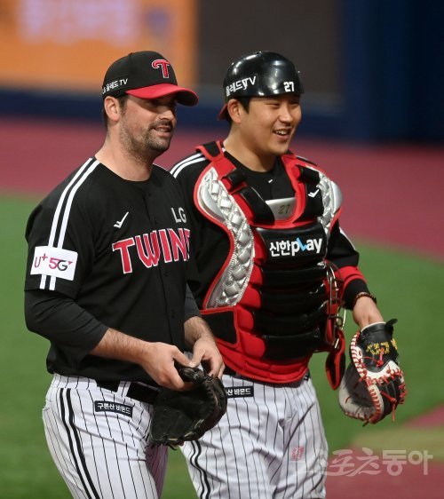 14일 서울 고척스카이돔에서 ‘2022 신한은행 MY CAR KBO리그‘ LG트윈스와 키움 히어로즈의 시범경기가 열렸다. 선발 투수로 등판한 LG 플럿코가 3회말 투구를 마치고 유강남과 웃고 있다. 고척 | 김종원 기자 won@donga.com