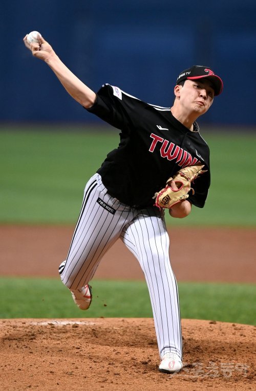 14일 서울 고척스카이돔에서 ‘2022 신한은행 MY CAR KBO리그‘ LG트윈스와 키움 히어로즈의 시범경기가 열렸다. 교체 등판한 LG 이민호가 역투하고 있다. 고척 | 김종원 기자 won@donga.com
