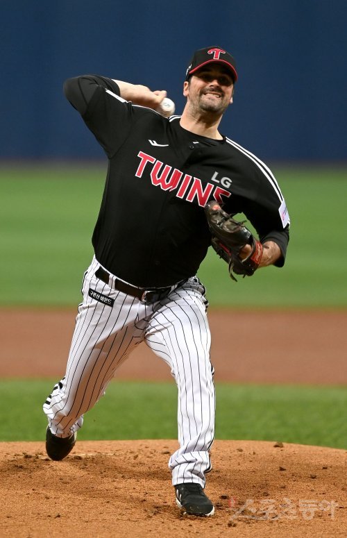 14일 서울 고척스카이돔에서 ‘2022 신한은행 MY CAR KBO리그‘ LG트윈스와 키움 히어로즈의 시범경기가 열렸다. 선발 투수로 등판한 LG 플럿코가 역투하고 있다. 고척 | 김종원 기자 won@donga.com