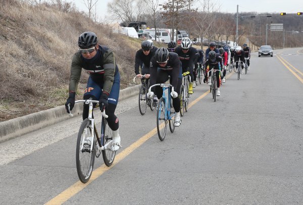 경륜선수들이 최상의 경기력을 끌어올리기 위해 강도 높은 도로훈련을 하고 있다. 최강자 임채빈의 가세와 함께 최근 2년간 겨울 동안
 알찬 훈련을 실시한 수성팀이 시즌초부터 좋은 성적을 내고 있어 경륜에서의 동계훈련 중요성이 다시금 부각되고 있다.사진제공｜국민체육진흥공단