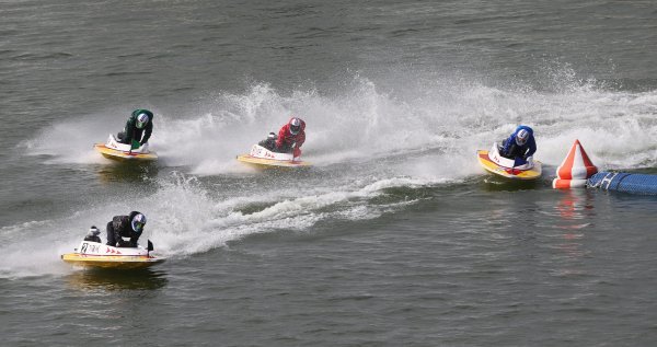 미사리 경정장에서 출전 선수들이 턴마크를 돌고 있다. 레이스에 영향을 미치는 주요 정보중에 하나인 모터의 틸트각을 알면 경주를 예측하는데 적지않은 도움을 얻을 수 있다.
사진 | 국민체육진흥공단