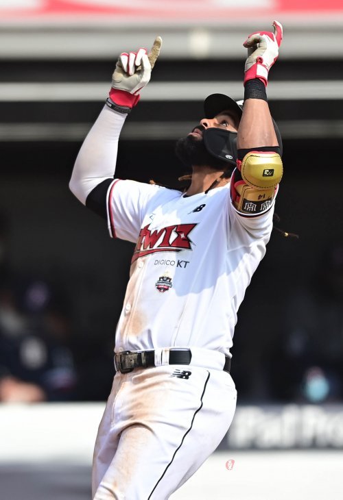 15일 경기도 수원KT위즈파크에서 열린 ‘2022 KBO 리그’ KT 위즈와 두산 베어스의 시범경기에서 3회말 1사 만루 KT 라모스가 좌월 만루 홈런을 쳐낸 뒤 세리머니를 하고 있다. 수원 | 주현희 기자 teth1147@donga.com