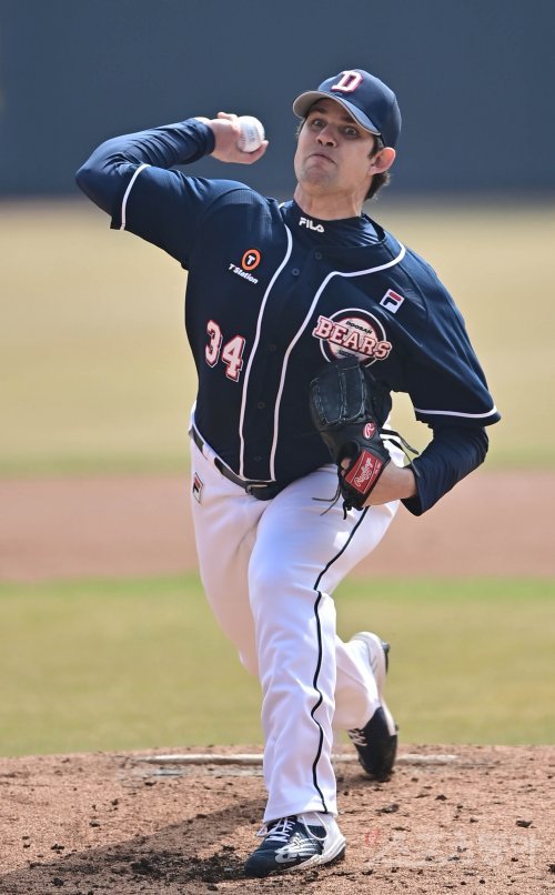 15일 경기도 수원KT위즈파크에서 열린 ‘2022 KBO 리그’ KT 위즈와 두산 베어스의 시범경기에서 선발 투수로 마운드에 오른 두산 스탁이 역투하고 있다. 수원 | 주현희 기자 teth1147@donga.com