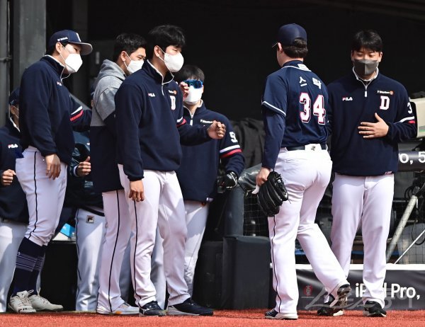 15일 경기도 수원KT위즈파크에서 열린 ‘2022 KBO 리그’ KT 위즈와 두산 베어스의 시범경기에서 3회말 1사 1, 2루 두산 스탁이 마운드를 내려와 더그아웃으로 들어가고 있다. 수원 | 주현희 기자 teth1147@donga.com