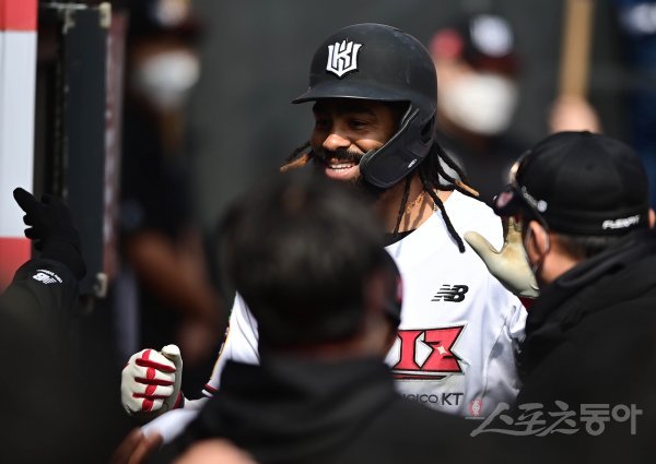 15일 경기도 수원KT위즈파크에서 열린 ‘2022 KBO 리그’ KT 위즈와 두산 베어스의 시범경기에서 3회말 1사 만루 KT 라모스가 좌월 만루 홈런을 쳐낸 뒤 더그아웃에서 동료들의 축하를 받고 있다. 수원 | 주현희 기자 teth1147@donga.com