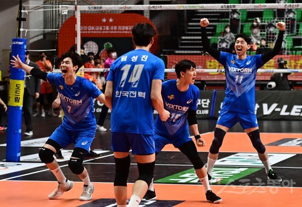 15일 경기도 안산상록수체육관에서 열린 ‘2021~2022 도드람 V-리그’ 남자부 안산 OK금융그룹과 수원 한국전력의 경기에서 OK금융그룹에 세트스코어 3-1로 승리를 거둔 한국전력 선수들이 기뻐하고 있다. 안산 | 주현희 기자 teth1147@donga.com