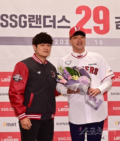 SSG 김광현이 16일 인천 연수구 오라카이 송도파크호텔에서 열린 SSG 랜더스 입단식 및 기자회견에서 추신수와 기념 촬영을 하고 있다. 인천 | 주현희 기자 teth1147@donga.com