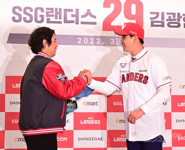 SSG 김광현이 16일 인천 연수구 오라카이 송도파크호텔에서 열린 SSG 랜더스 입단식 및 기자회견에서 최정과 인사를 하고 있다. 인천 | 주현희 기자 teth1147@donga.com