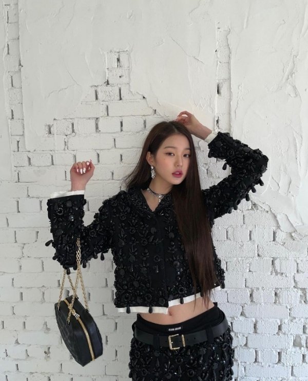 아이브의 장원영이 하의를 골반에 걸쳐 입는 ‘로우라이즈 패션’을 자기만의 스타일로 소화했다. 사진출처｜장원영 인스타그램 캡처