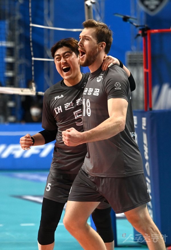 16일 서울 장충체육관에서 열린 ‘2021~2022 도드람 V-리그’ 남자부 3위 우리카드와 1위 대한항공 경기에서 대한항공 링컨이 득점에 성공한 후 유광우와 기뻐하고 있다. 장충 | 김종원 기자 won@donga.com