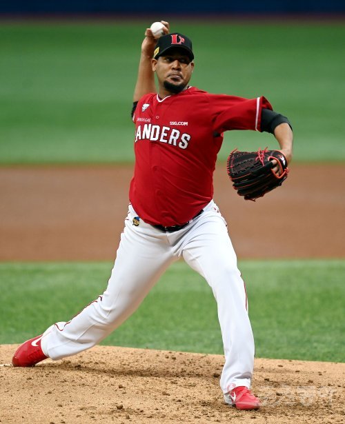 17일 서울 고척스카이돔에서 ‘2022 KBO리그‘ 키움 히어로즈와 SSG 랜더스의 경기가 열렸다. SSG 선발투수 노바가 힘차게 볼을 던지고 있다. 고척 | 김민성 기자 marineboy@donga.com