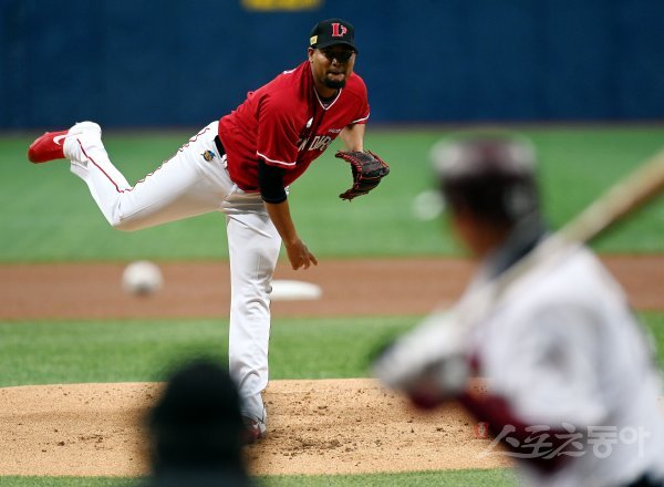 17일 서울 고척스카이돔에서 ‘2022 KBO리그‘ 키움 히어로즈와 SSG 랜더스의 경기가 열렸다. SSG 선발투수 노바가 힘차게 볼을 던지고 있다. 고척 | 김민성 기자 marineboy@donga.com