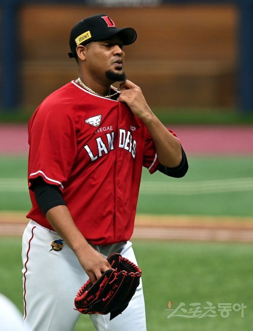 17일 서울 고척스카이돔에서 ‘2022 KBO리그‘ 키움 히어로즈와 SSG 랜더스의 경기가 열렸다. SSG 선발투수 노바가 4회까지 1실점을 허용한 뒤 이닝 종료 후 더그아웃으로 향하고 있다. 고척 | 김민성 기자 marineboy@donga.com