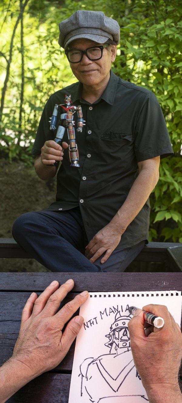 추억의 애니메이션 ‘로보트 태권V(브이)’를 탄생시킨 김청기 감독(위)이 46년 만에 캐릭터의 PFP NFT(Profile
Picture 대체불가토큰)를 새롭게 내놨다. 아래 사진은 김 감독이 PFP NFT 론칭을 기념해 직접 그린 ‘로보트 태권V’
스케치. 사진제공|NFT매니아