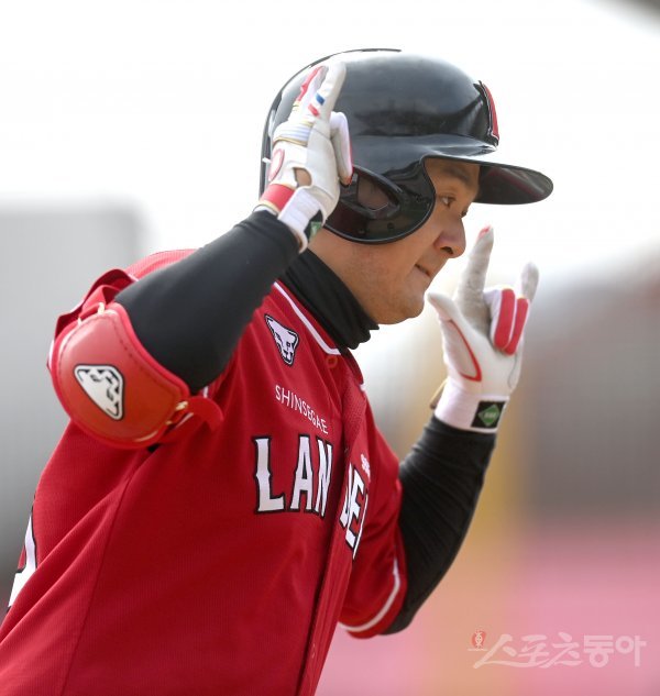 20일 수원KT위즈파크에서 ‘2022 신한은행 MY CAR KBO리그’ SSG 랜더스와 KT 위즈의 시범 경기가 열렸다. 4회초 무사 1루 SSG 최주환이 우중월 투런 홈런을 날린 후 그라운드를 돌고 있다. 수원 | 김종원 기자 won@donga.com