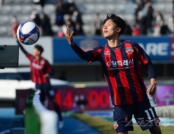 20일 경기도 수원종합운동장에서 열린 ‘하나원큐 K리그1 2022’ 수원FC와 대구FC의 경기에서 대구에 4-3으로 승리한 수원FC 이승우가 팬들에게 사인볼을 던지고 있다. 수원 | 주현희 기자 teth1147@donga.com