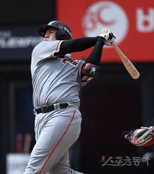 21일 수원KT위즈파크에서 ‘2022 신한은행 MY CAR KBO리그‘ 한화 이글스와 KT 위즈의 시범 경기가 열렸다. 2회초 무사 한화 노시환이 좌중월 솔로 홈런을 날리고 있다. 수원 | 김종원 기자 won@donga.com