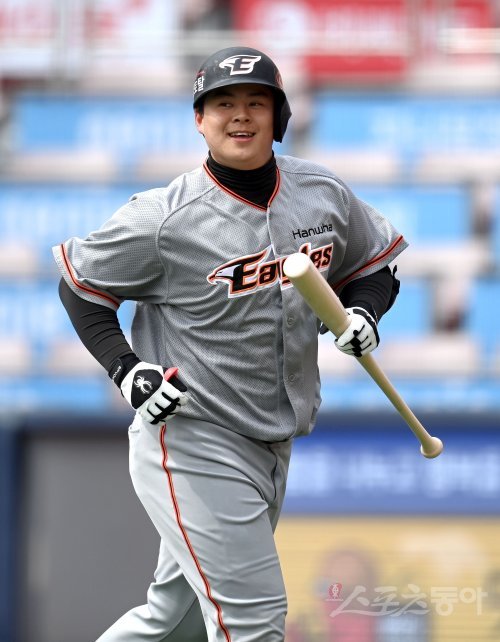 21일 수원KT위즈파크에서 ‘2022 신한은행 MY CAR KBO리그‘ 한화 이글스와 KT 위즈의 시범 경기가 열렸다. 2회초 무사 한화 노시환이 좌중월 솔로 홈런을 날린 후 그라운드를 돌아 홈인하고 있다. 수원 | 김종원 기자 won@donga.com