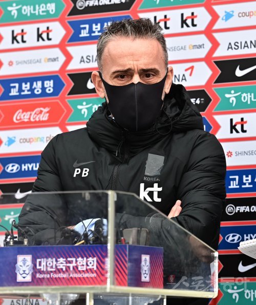 한국축구대표팀이 21일 경기도 파주 축구대표팀트레이닝센터(NFC)에서 ‘2022 FIFA 카타르 월드컵’ 이란, 아랍에미리트(UAE)와 최종 예선에 앞서 소집훈련을 진행했다. 축구대표팀 파울루 벤투 감독이 훈련 전 인터뷰를 하고 있다. 파주 | 주현희 기자 teth1147@donga.com
