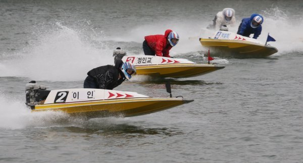턴 마크에서 몽키턴 기술을 펼치며 경합을 벌이고 있는 경정 선수들. 사진제공|국민체육진흥공단