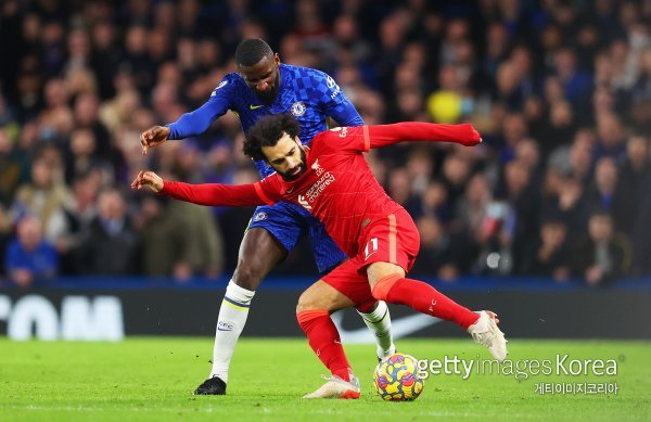 안토니오 뤼디거(파랑)와 모하메드 살라(빨강). 사진=게티이미지코리아.