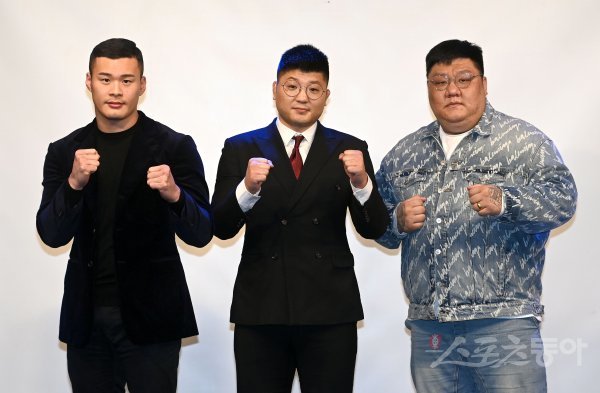 23일 서울 마포구 윤형빈소극장에서 로드FC 격투 오디션 ‘리얼 파이트‘ 제작발표회가 열렸다. 리얼파이터에 참가하는 황인수, 권아솔, 김재훈이 포토 타임을 갖고 있다. 김종원 기자 won@donga.com