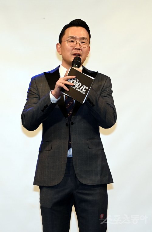 23일 서울 마포구 윤형빈소극장에서 로드FC 격투 오디션 ‘리얼 파이트‘ 제작발표회가 열렸다. 기획 및 제작자로 나선 개그맨 윤형빈이 인사말을 하고 있다. 김종원 기자 won@donga.com