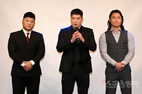 23일 서울 마포구 윤형빈소극장에서 로드FC 격투 오디션 ‘리얼 파이트‘ 제작발표회가 열렸다. 굽네 ROAD FC 060 복싱 스페셜 매치를 앞둔 권아솔과 설영호가 대면식을 갖고 있다. 김종원 기자 won@donga.com