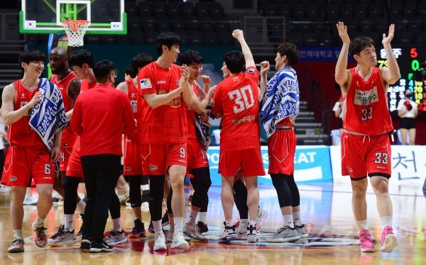 23일 경기도 고양체육관에서 열린 ‘2021-2022 정관장 프로농구’ 고양 오리온과 원주 DB의 경기에서 오리온 DB를 상대로 75-73으로 승리한 뒤 선수들이 코트에서 기쁨을 나누고 있다. 고양 | 김민성 기자 marineboy@donga.com