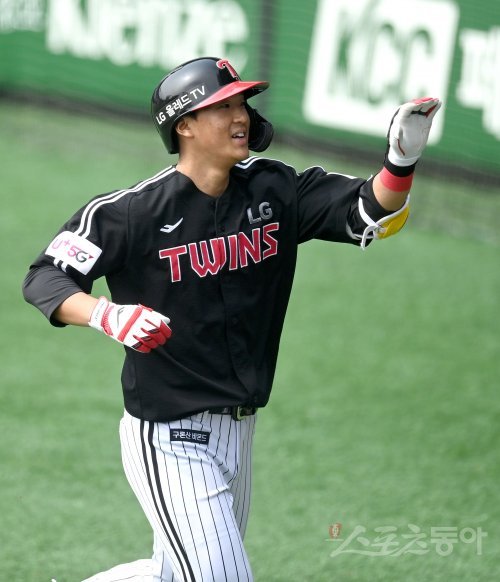 24일 서울 잠실야구장에서 ‘2022 신한은행 MY CAR KBO리그’ LG 트윈스와 두산 베어스의 시범 경기가 열렸다. 4회초 1사 LG 송찬의가 역전 좌월 솔로 홈런을 날린 후 그라운드를 돌아 홈인해 하이파이브 하고 있다. 잠실 | 김종원 기자 won@donga.com